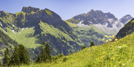 Schneck, 2268m, Himmelhorn, 2111m, with the Rädlergrat, Daumengruppe and Großer Wilder, 2379m,