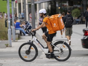 Lieferando delivery service, bicycle courier with thermal rucksack, e-bike, Düsseldorf, North