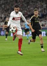 Deniz Undav VfB Stuttgart (26) Action on the ball behind Veljko Birmancevic AC Sparta Praha Prague