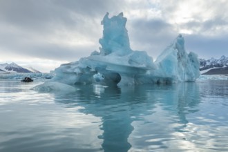 Dinghy with tourists, iceberg and glacier edge of Monacobreen, Liefdefjord, Woodfjord area,