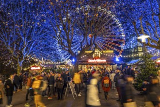 Pre-Christmas season, people, shoppers, visitors to the Christmas market in Essen city centre,