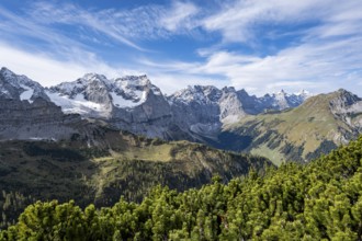 Mountain panorama with steep rocky peaks, view of Laliderspitze, Dreizinkenspitze and