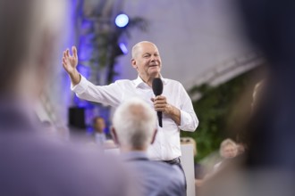 Olaf Scholz (Chancellor of the Federal Republic of Germany, SPD) surrounded by guests at the