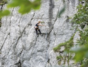 A woman climbs a route on the Spitzsteinwand in Erl, 14.07.2024