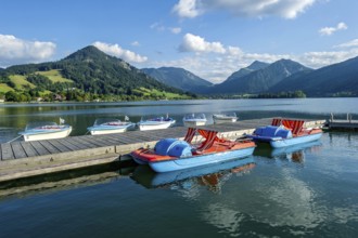 Electric boats and pedal boats at jetty, boat hire, Markt Schliersee, Schliersee, behind mountains