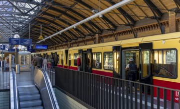 S-Bahn, platform Hakescher Markt, Berlin, Germany, Europe