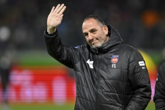 Coach Frank Schmidt 1. FC Heidenheim 1846 FCH Gestures, gesture, waves, Voith-Arena, Heidenheim,