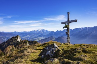 Old summit cross on the Schwarzer Berg with a view of the Gschirrwand Lammertal and Dachstein