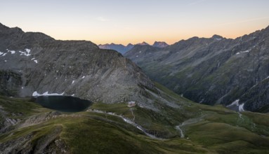 Mountain basin with mountain hut Neue Reichenberger Hütte and Bödensee, view from Bachlenkenkopf at