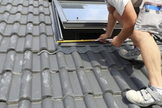 Installation and assembly of new roof windows as part of a roof covering