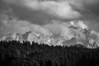 View from the Chiemgau to the peaks of the horse-rider Alm, on the left Weitschartenkopf, on the