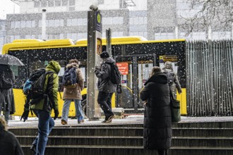 Winter weather, heavy snowfall, passengers waiting for the bus in the snow, at Essen central