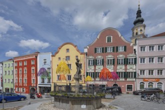 Late Baroque row of houses, fountain with St George in front, Schärding, Lower Austria, Austria,