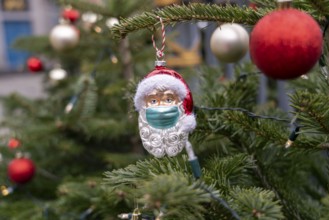 Symbolic image of Christmas in the Corona crisis, Father Christmas figure, Christmas tree