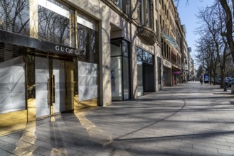 Empty Königsallee, Kö, empty city centre, shopping street, effects of the coronavirus pandemic in