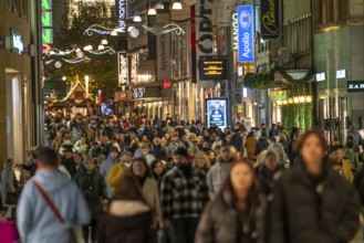 Pre-Christmas time in Dortmund, pedestrian zone, shopping street Westenhellweg, many people go