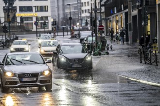 Winter, rainy weather, freezing rain, large puddle, puddle of water, in the city centre, Große