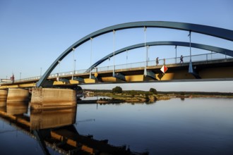 Pedestrians on the border bridge between Frankfurt/Oder and the Polish town of Slubice