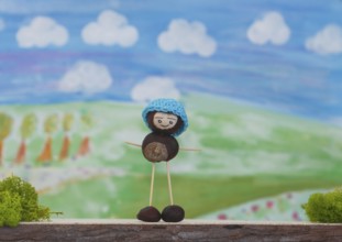 Chestnut figure with hat in the studio
