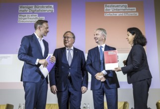 Handover of the reports of the expert commissions 'Citizens' income tax' and 'Simplified corporate