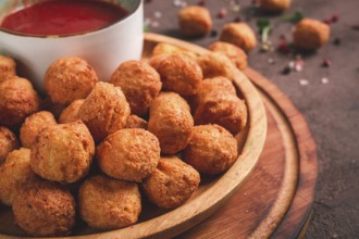 Hähnchen-Popcorn, frittiert, Nuggets, Nahaufnahme, rustikal, keine Menschen