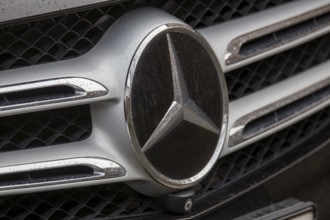 Close-up of the Mercedes star on the radiator grille