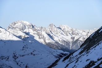 Mountain panorama with the peaks of the Bergüner Stöcke Tinzenhorn and Piz Ela, mountain landscape