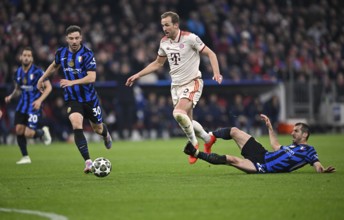 Tackle, action foul Henrikh Mkhitaryan Inter Milan (22) on Harry Kane FC Bayern Munich FCB (09)