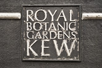 Signpost Royal Botanic Gardens (Kew Gardens), UNESCO World Heritage Site, Kew, Greater London,