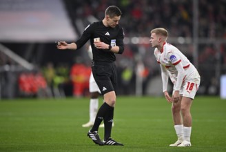 Referee Referee Daniel Siebert gestures gesture asks Arthur Vermeeren RasenBallsport RB Leipzig RBL