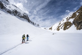 Ski tourers ascending from the Iffigtal to the Wildhornhütte, snow-covered mountain landscape,