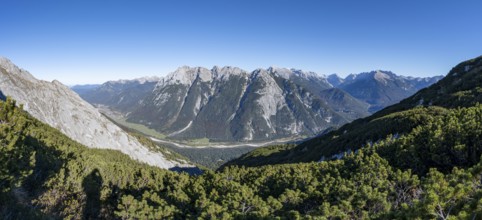 Panorama, autumnal mountain landscape, ascent to the Große Arnspitze, view of mountain peaks of the
