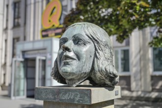 Bust of Claire Waldoff in front of the Quatsch Comedy Club, Friedrichstraße, Mitte, Berlin,