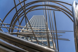 The sculpture Große Mannesmann by sculptor Norbert Kricke in front of the Mannesmann tower block,