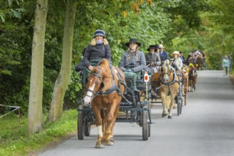 Presentation and route ride, all carriages in stylish tension, popular sporting event over approx.
