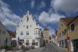 Gasthaus zum Weißen cock, historic house mid 16th century, modern extension, behind the Amerbacher