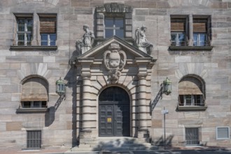 Side portal of the court building, built between 1909 and 1916 in the Neo-Renaissance style,