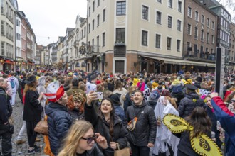 Rose Monday parade in Düsseldorf, after the parade thousands of people in the old town, in the