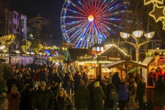 Christmas market on Königsstraße in the city centre of Duisburg, pre-Christmas season, Christmas