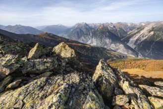 View from the ridge of the Venet to the mountain panorama of the Parzinn Group of the Lechtal Alps,