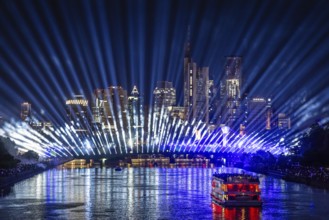 A spectacular light show at the Flößerbrücke in Frankfurt am Main puts spectators in the mood for