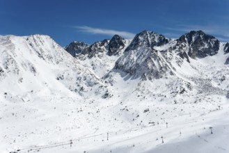 Schneebedeckte Berggipfel unter klarem Himmel in den winterlichen Bergen von Andorra, Skigebiet,