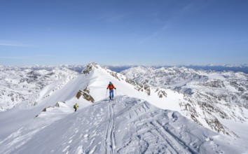 Ski tourers on a mountain ridge, summit of Monte Cevedale, mountain panorama, southern Zufallspitze