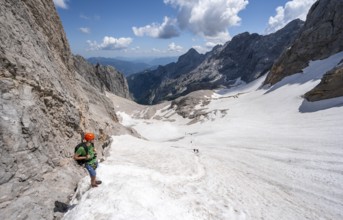 Mountaineer on a snowfield, mountain basin with glacier remnant of the Höllentalferner, Höllental,