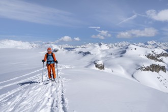 Ski tourer at Pointe de la Plaine Morte, Bernese Alps, Bernese Oberland, Switzerland, Europe