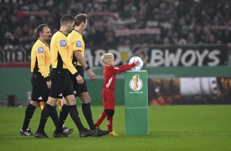 Cup match, ball boy Ballkind takes Adidas Derbystar match ball from the podium, referee Referee