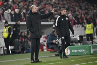 Coach Coach Jess Thorup FC Augsburg FCA Gesture Gesture on the sidelines Fourth official Referee