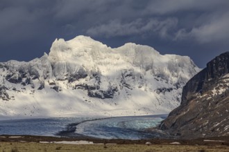 Glacier, glacier tongue, steep snow-covered mountains, cloudy mood, Skaftafellsjökull, Skaftafell