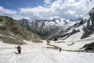 Mountaineers hiking in a snowfield, Nördliche Mörchnerscharte, behind mountain peak Kleiner