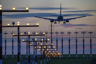 Approach to Düsseldorf International Airport, southern runway, 05R/23L, lighting, North